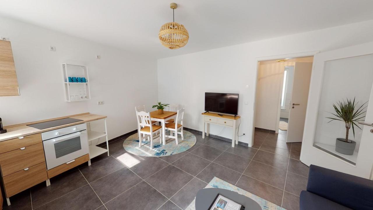 Travel Art Boardinghouse Aparthotel Нойрупин Екстериор снимка
